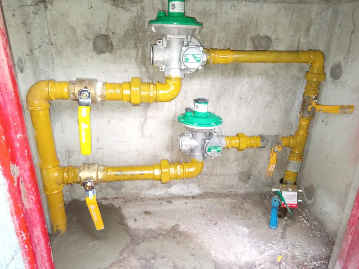 Reguladores y cañería amarilla de gas