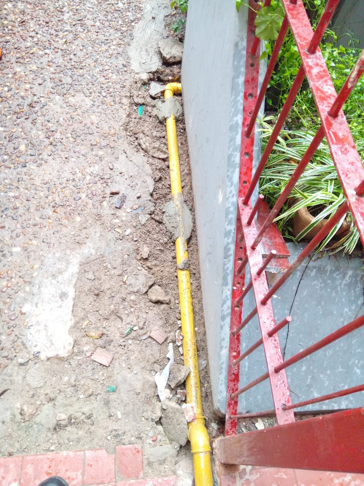 Cañería de gas amarilla en zanja