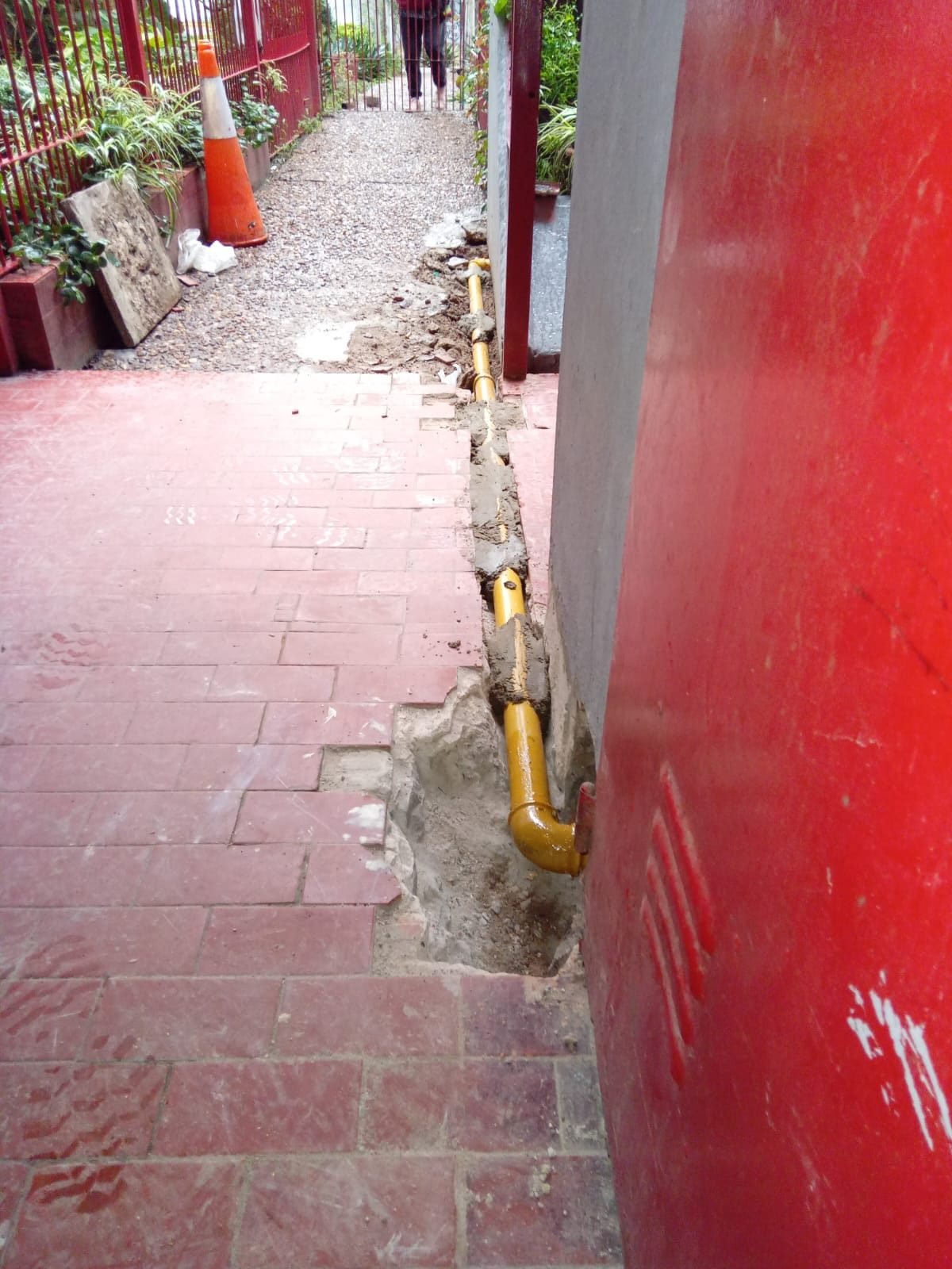Tendido de cañería de gas en patio